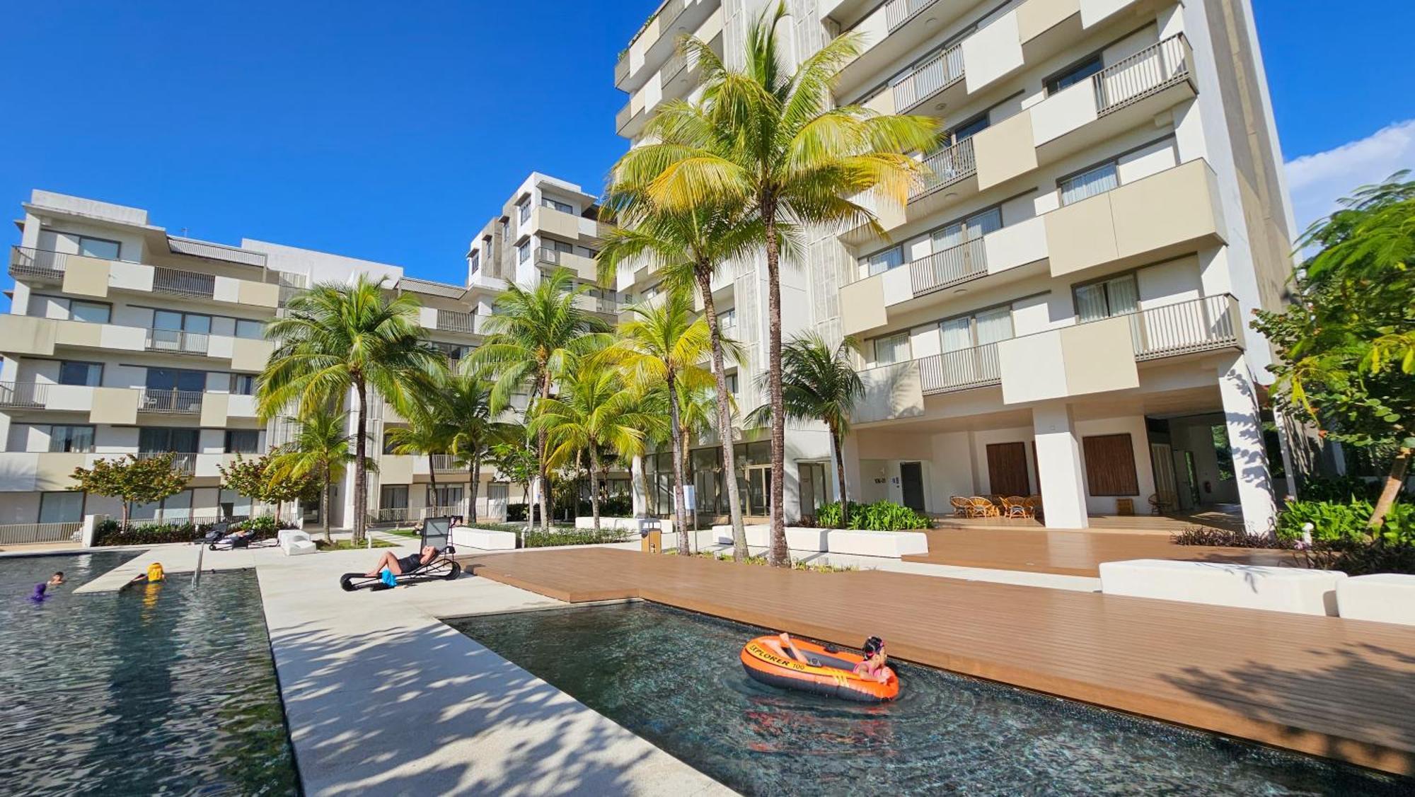 By The Sea Beach Luxury Resort - باتو فيرينغي المظهر الخارجي الصورة